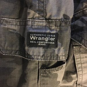 Wrangler gray camouflage cargo denim shorts 34 waist